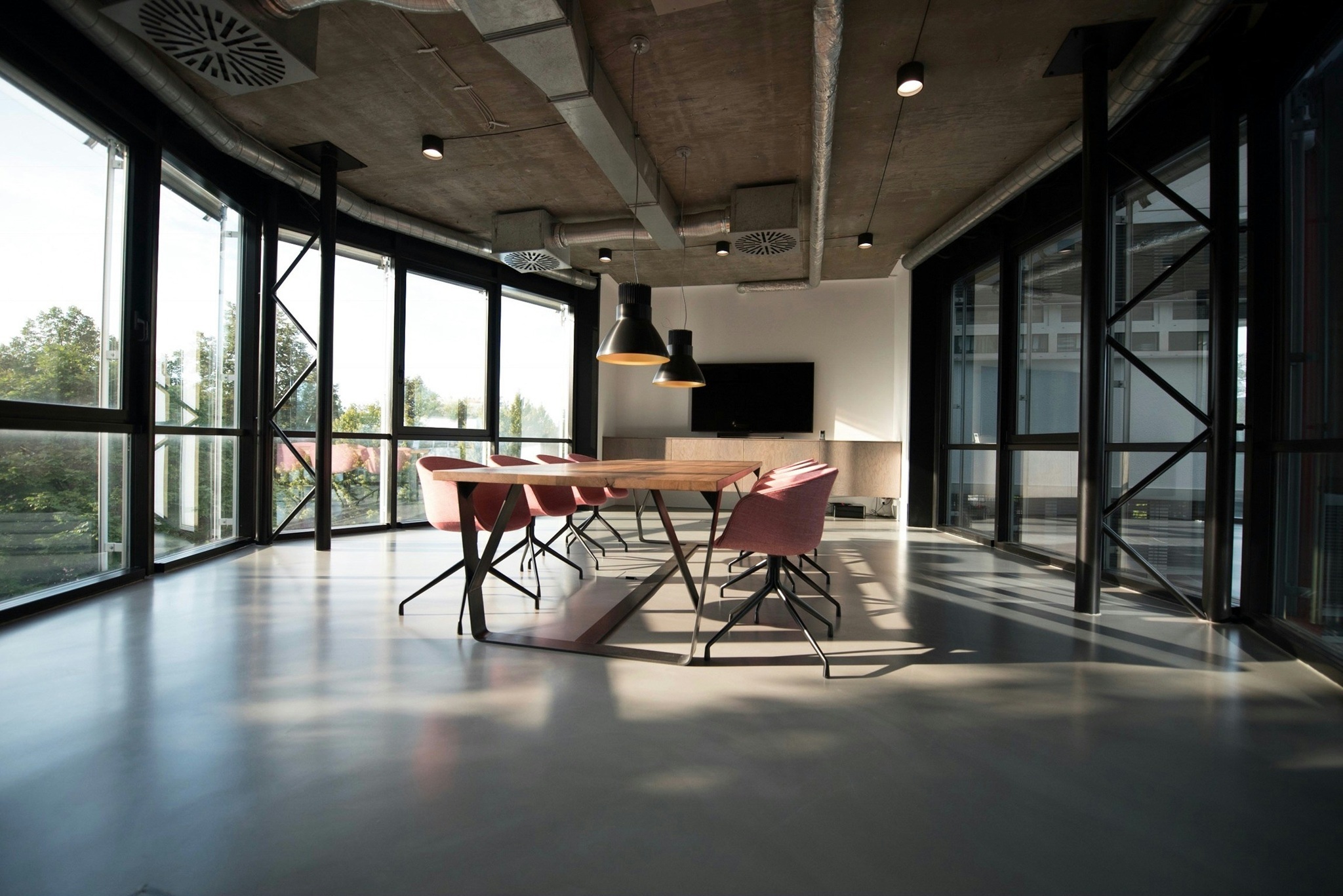 Heller, minimalistischer Besprechungsraum mit Designermöbeln – ideal für kollaboratives Arbeiten nach dem New Work Konzept.