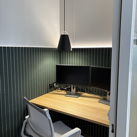 Arbeitsplatzgestaltung mit akustischen Wandpaneelen und ergonomischem Büromobiliar in einem modernen New-Work Büro in Uzwil