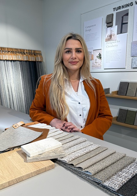 Innenarchitektin Ines Bronecker bei der Projektarbeit für Kala Interiors