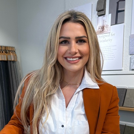 Portrait einer Innenarchitektin als persönliche Ansprechpartnerin für Wohnraumgestaltung bei Kala Interiors in der Ostschweiz