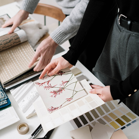 Beratungssituation mit Materialbemusterung für ein Innenarchitekturprojekt