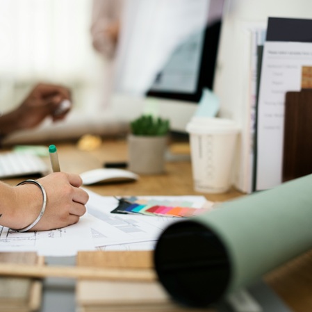 Entwicklung eines Farb- und Materialkonzepts für Innenräume – moodboards, Muster und Planung bei Kala Interiors Ostschweiz.