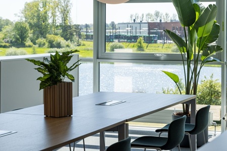 Offene Bürofläche mit flexibler Arbeitsplatzgestaltung und modularen Möbeln