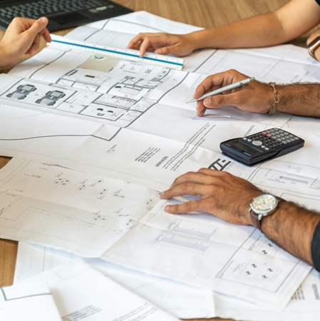 Innenarchitekturteam bei der Besprechung von Plänen und Konzepten