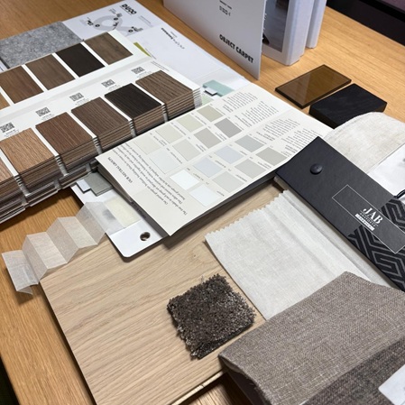 Material- und Farbkonzept für eine Wohnraumgestaltung in Gossau mit Textilien, Holzmustern und abgestimmten Farbpaletten